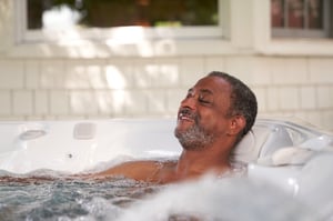 Caldera_Paradise_2020_Reunion_ArcticWhite_Ash_Lifestyle_Man Alone_4