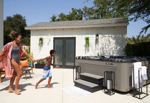 Caldera_Vacanza_2024_Vanto_MidnightCanyon_Ash_Lifestyle_Family_11