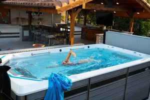 EP-FitnessSystems-E550-2020-White-GreyOak-Lifestyle-Swimming-5118