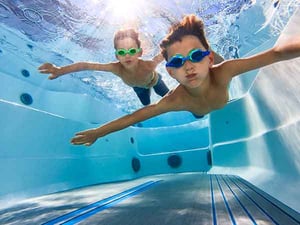 EP-RecSport-2023-R220-AlpineWhite-Gray-Lifestyle-Under-Water-02-pop