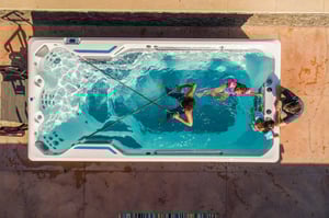 EP-SwimCross-2020-X500-AlpineWhite-Gray-Lifestyle-104