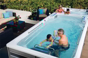 Endless Pools_2019_E2000-Lifestyle-AlpineWhite-GrayOak_Vineyard-Family_1359