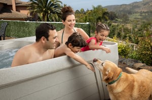 Freeflow-Sport-2020-Azure-Sand-Lifestyle-Dog_04