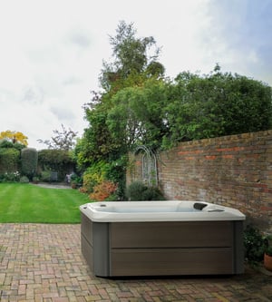 Hot-spring-hot-spot-2020-SX-alpine-white-havana-lifestyle-01