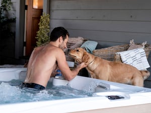 caldera-paradise-reunion-2019-arctic-white-parchment-lifestyle-man-in-spa-dog-01