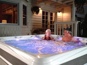 caldera-spas-paradise-series-reunion-model-arctic-white-ash-lifestyle-couple-night-moblie