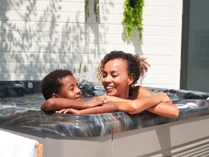 caldera-spas-vacanza-series-vanto-model-midnight-canyon-ash-lifestyle-family-time-desktop